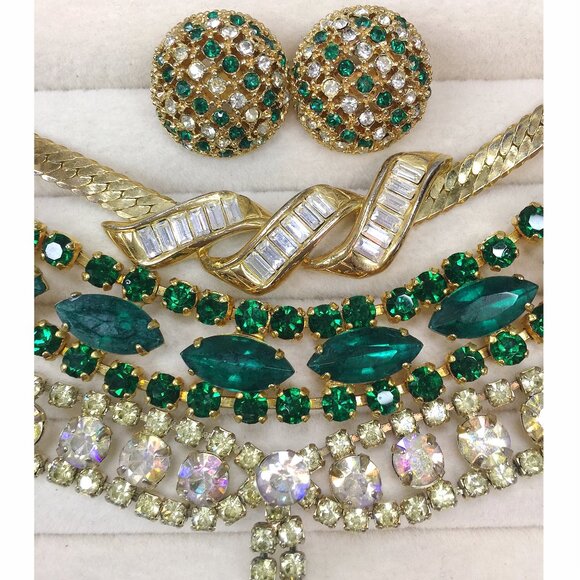 Hi, I'm Chrys. I love to collect and sell vintage to modern Jewelry💖 - Picture 1 of 1